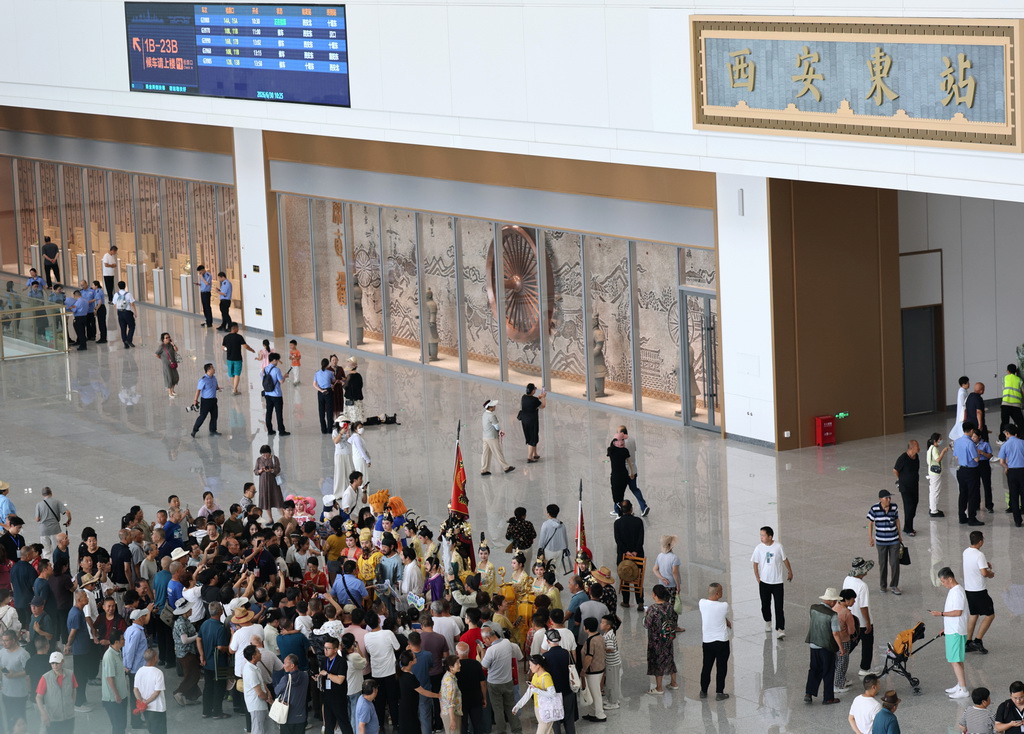 6月30日，群众参观新建成投用的西安东站。新华社记者 李一博 摄
