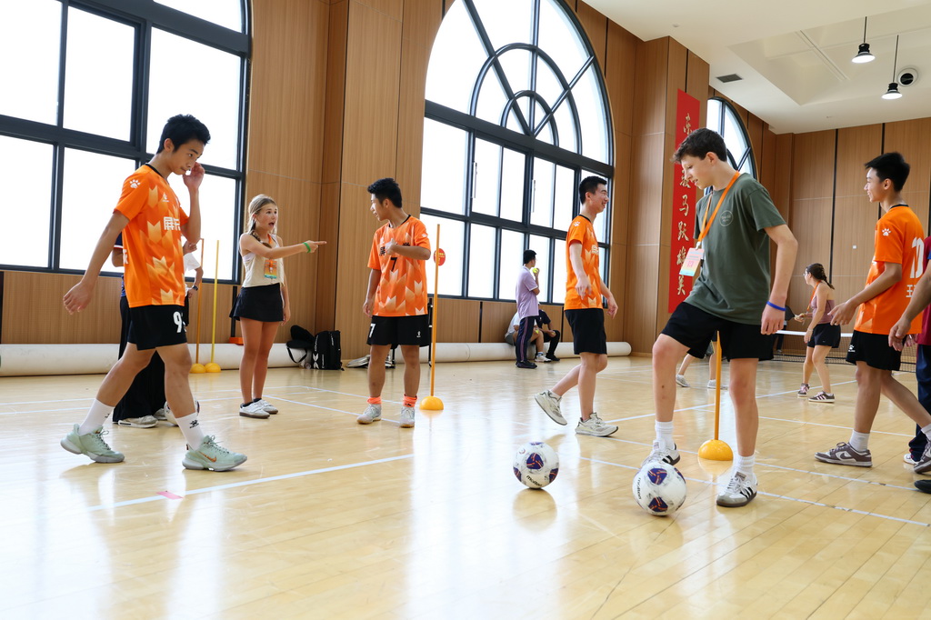 6月30日，在福州屏东中学举行的飞虎队友谊学校师生进校园活动上，中美青年学生开展趣味足球挑战赛。