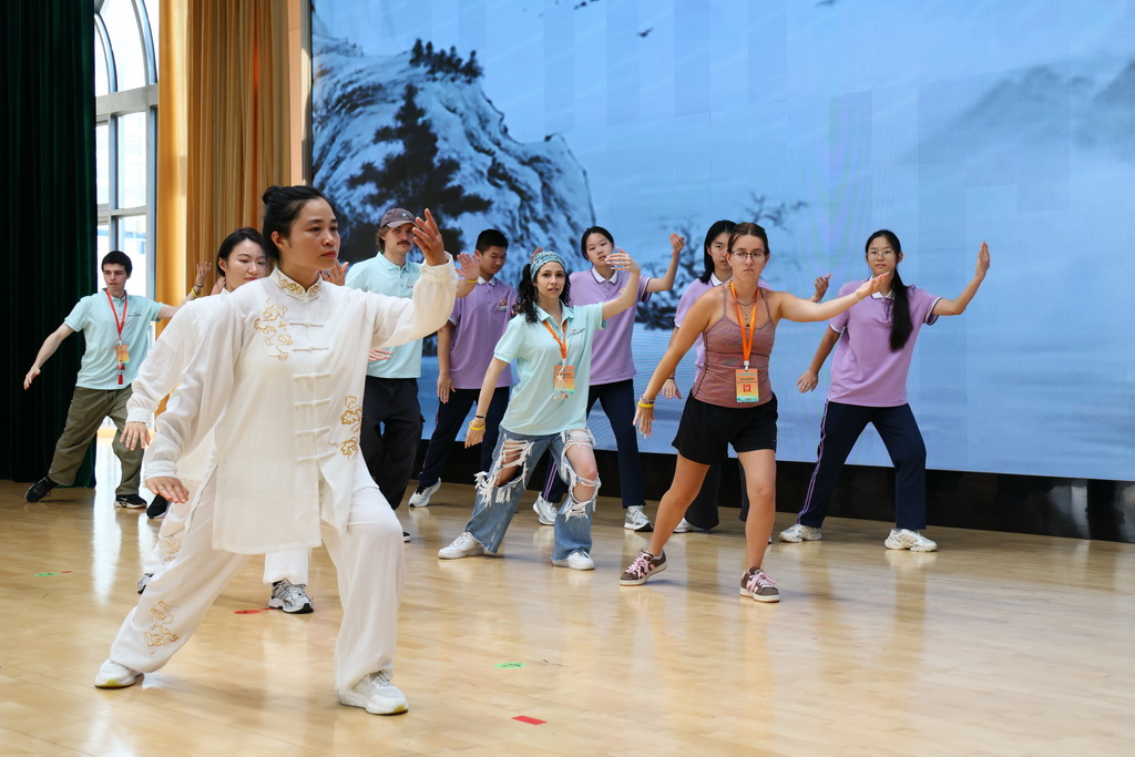 6月30日，中美青年在福州屏东中学举行的飞虎队友谊学校师生进校园活动上学习太极拳。