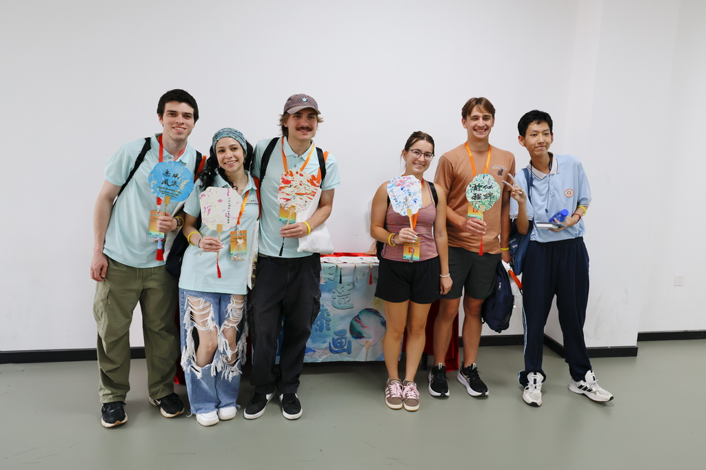 6月30日，中美青年在福州屏东中学举行的飞虎队友谊学校师生进校园活动上合影。