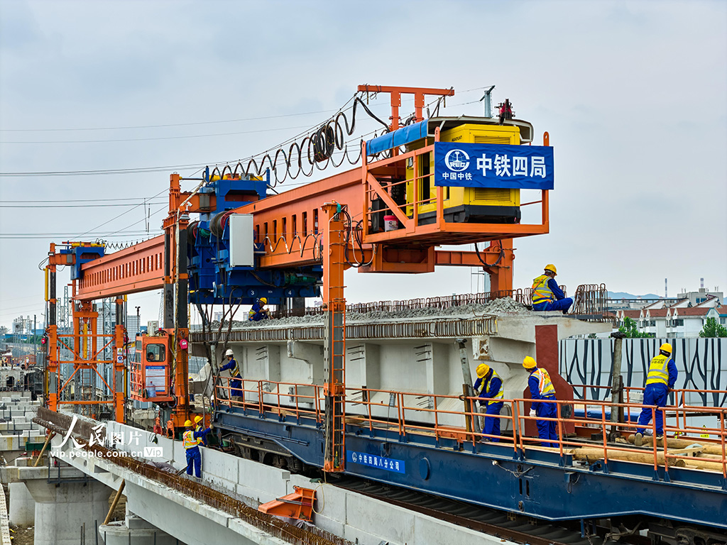 6月30日,龙烟铁路市域化改造工程架梁施工现场。