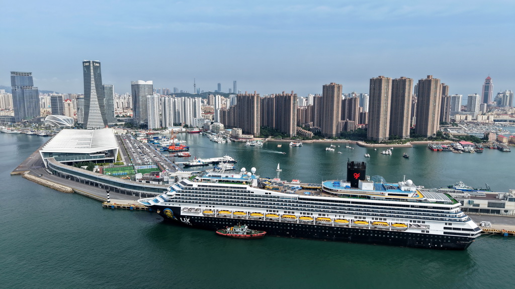 7月1日，“理想”號郵輪靠泊在青島郵輪母港碼頭（無人機照片）。