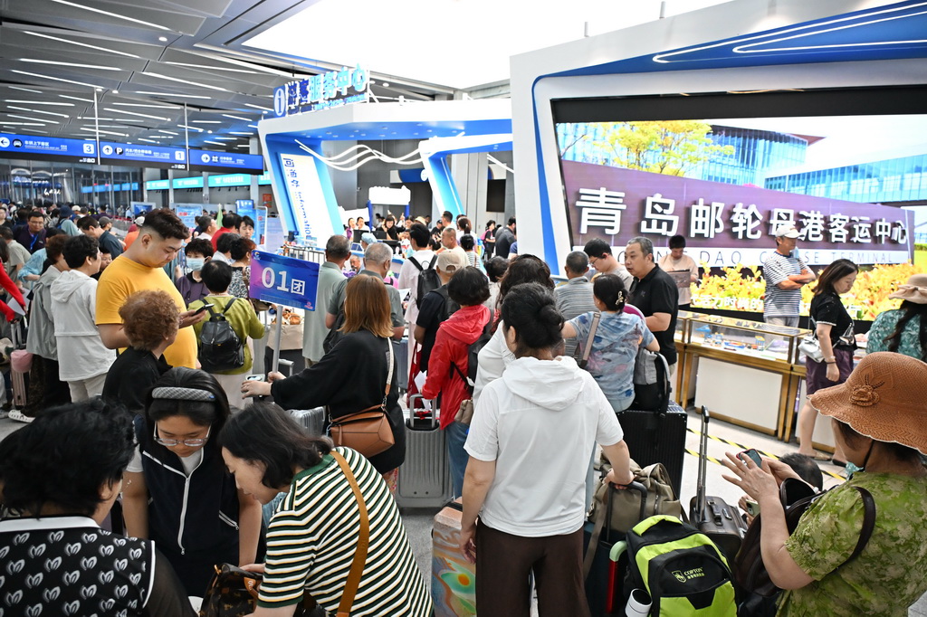 7月1日，旅客在青岛邮轮母港客运中心大厅等候登船。