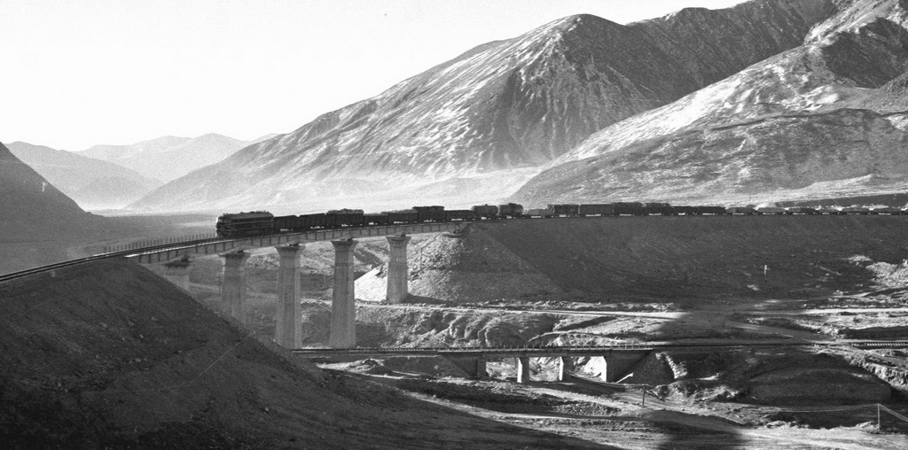 列车行驶在海拔3700米的青藏铁路青海湖北岸地区（1979年摄）。新华社记者 樊如钧 摄