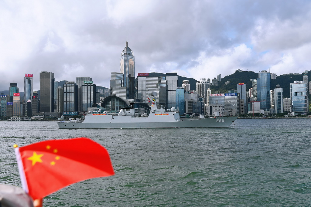 7月2日，中国海军衡阳舰经过香港维多利亚港。新华社记者 陈铎 摄