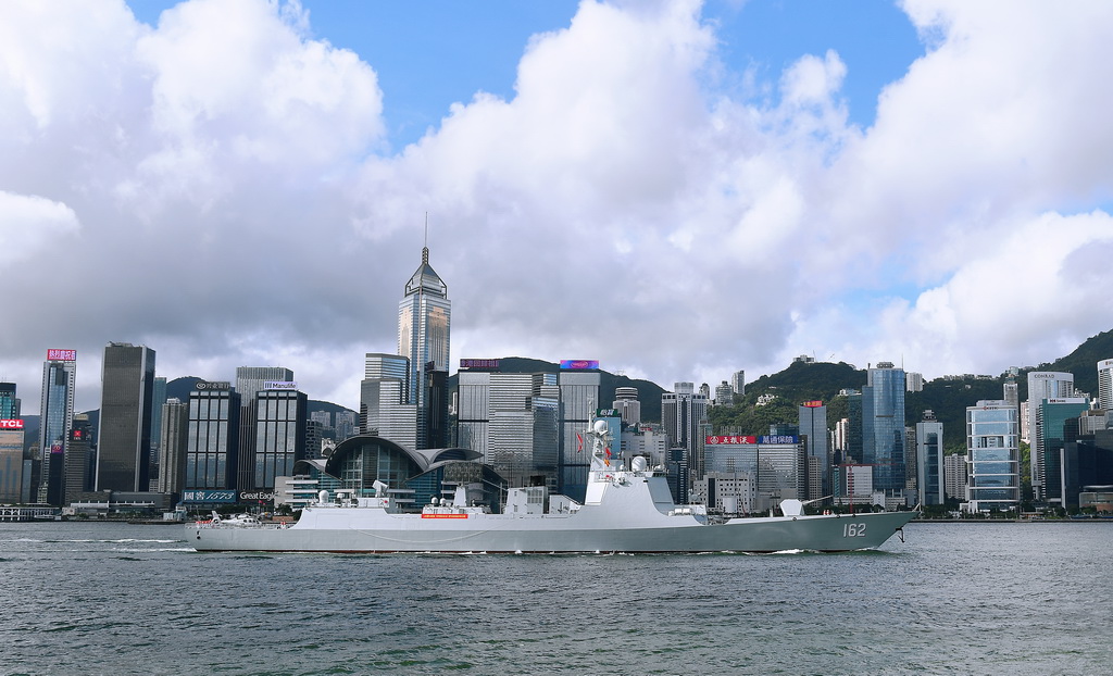 7月2日，中国海军南宁舰经过香港维多利亚港。新华社记者 陈铎 摄