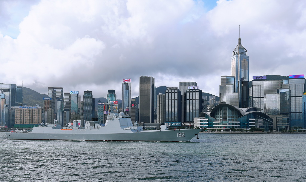 7月2日，中国海军南宁舰经过香港维多利亚港。新华社记者 陈铎 摄