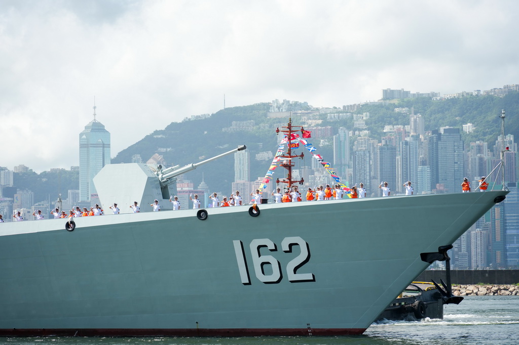 7月2日，中国海军南宁舰驶入香港昂船洲军营。新华社记者 朱炜 摄