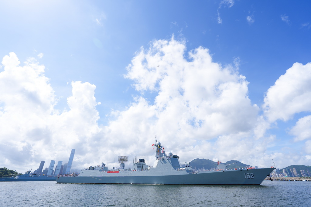 7月2日，中国海军南宁舰驶入香港昂船洲军营。新华社记者 朱炜 摄