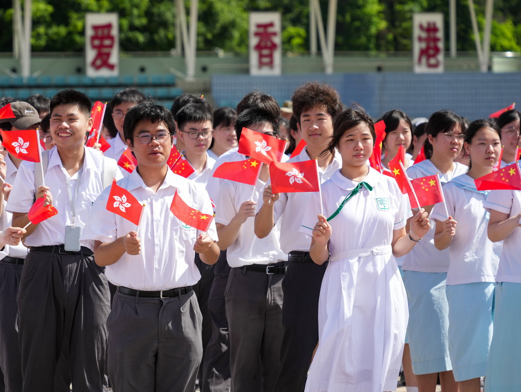 7月2日，学生在香港昂船洲军营欢迎海军南宁舰编队抵达。新华社记者 朱炜 摄