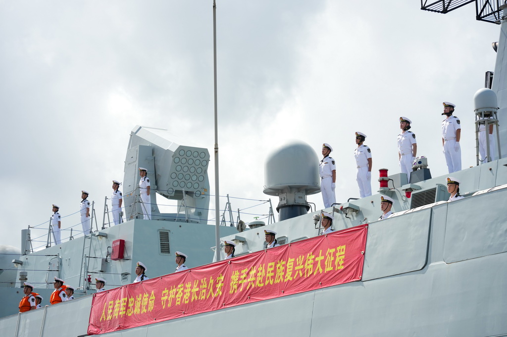 7月2日，中国海军南宁舰驶入香港昂船洲军营。新华社记者 朱炜 摄