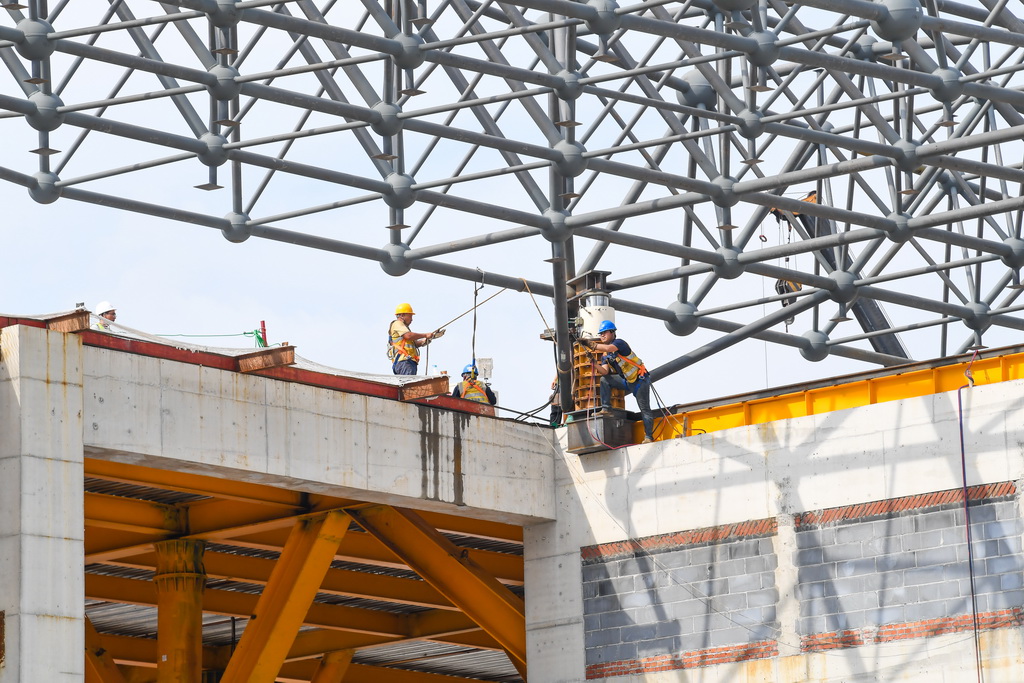 7月1日，工人在渝万高铁万州北站扩建工程建设施工现场作业。