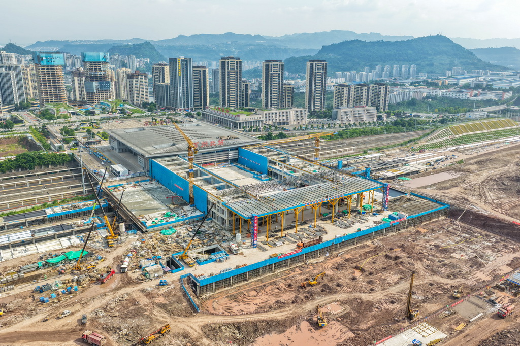 这是7月1日拍摄的渝万高铁万州北站扩建工程建设施工现场(无人机照片)。