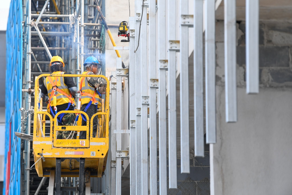 7月1日，工人在渝万高铁万州北站扩建工程建设施工现场作业。