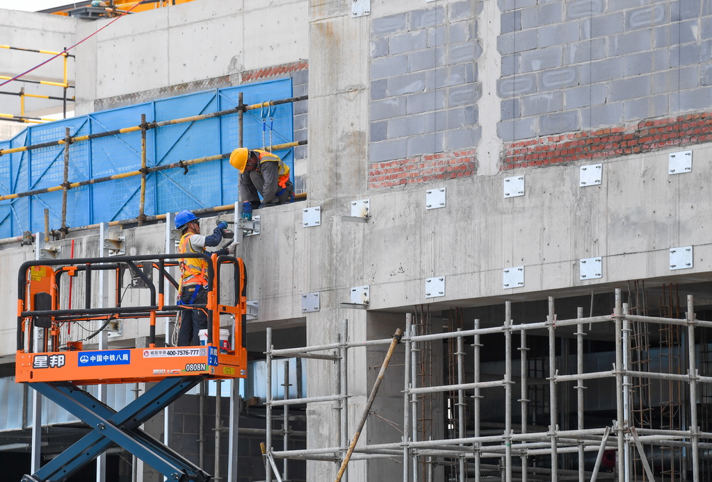 7月1日，工人在渝万高铁万州北站扩建工程建设施工现场作业。