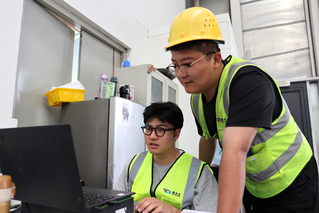 在位于陕西省西安市的哈萨克斯坦西安码头，仓库管理人员在查看进出货物信息（2026年6月24日摄）。新华社记者 李一博 摄