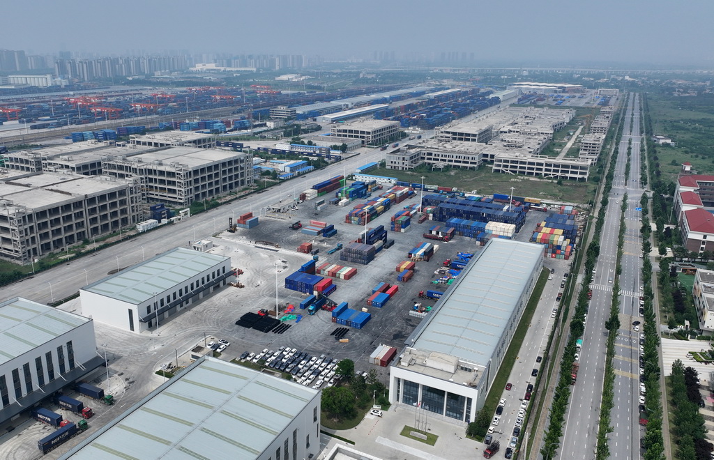 這是位於陝西省西安市的哈薩克斯坦西安碼頭（無人機照片，2026年6月24日攝）。新華社記者 李一博 攝