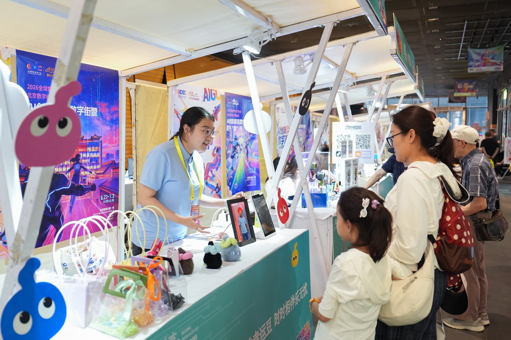 7月2日,在北京隆福寺街区的隆福大厦,工作人员在数字“潮”市介绍展出的几款互动数字产品。