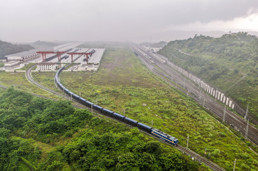 7月2日，重庆南彭至广州国际港X9739次新线班列在重庆南彭站顺利发车（无人机照片）。