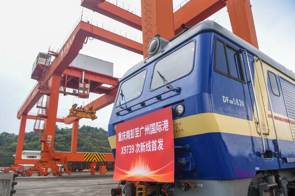 7月2日，重慶南彭至廣州國際港X9739次新線班列在重慶南彭站等待發車。