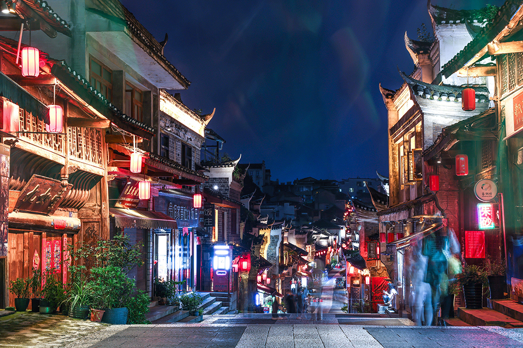这是6月29日拍摄的贵州省黎平县翘街夜景。
