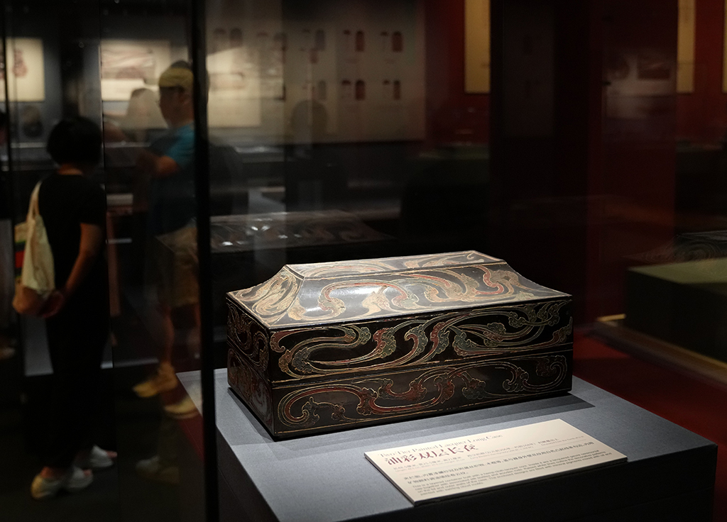 7月3日在展览现场拍摄的油彩双层长奁。