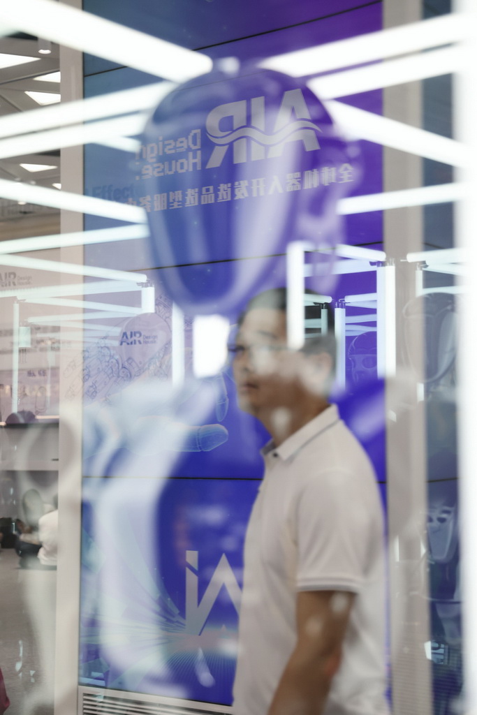 7月4日，参观者在全球机器人开发选品选型服务中心内了解机器人产品。