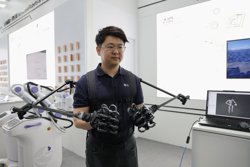7月4日，戴盟机器人的工作人员进行展示。