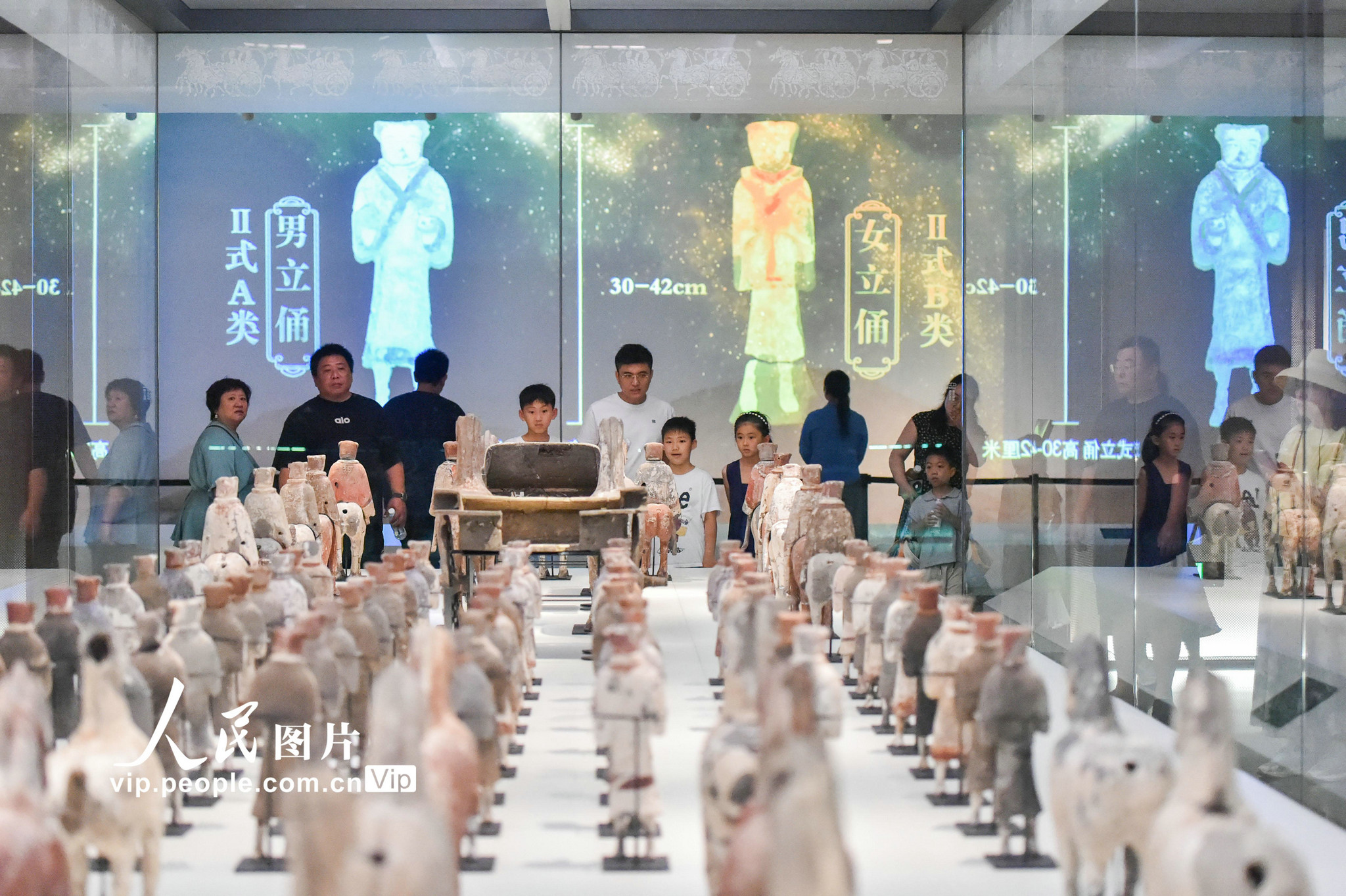 2026年7月5日,家长带着孩子在山东省青州博物馆参观。