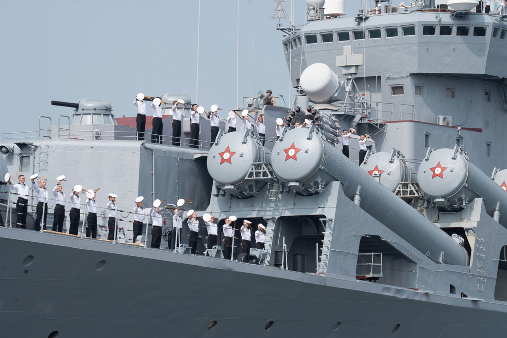 7月5日，参加“海上联合-2026”联合演习的俄海军“瓦良格”号导弹巡洋舰靠泊青岛某军港。新华社记者 李杰 摄
