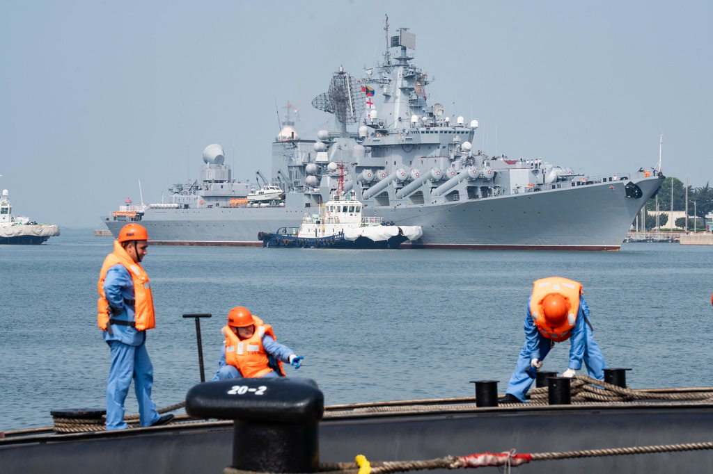 7月5日，参加“海上联合-2026”联合演习的俄海军“瓦良格”号导弹巡洋舰驶入青岛某军港。新华社记者 李杰 摄