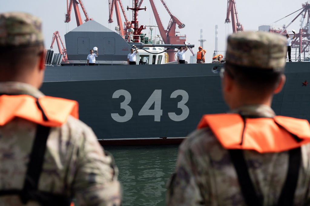 7月5日，参加“海上联合-2026”联合演习的俄海军“凛冽”号护卫舰靠泊青岛某军港。新华社记者 李杰 摄