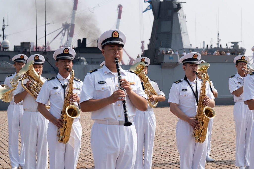 7月5日，参加“海上联合-2026”联合演习的俄海军舰艇靠泊青岛某军港，中方在码头举行欢迎仪式。新华社记者 李杰 摄