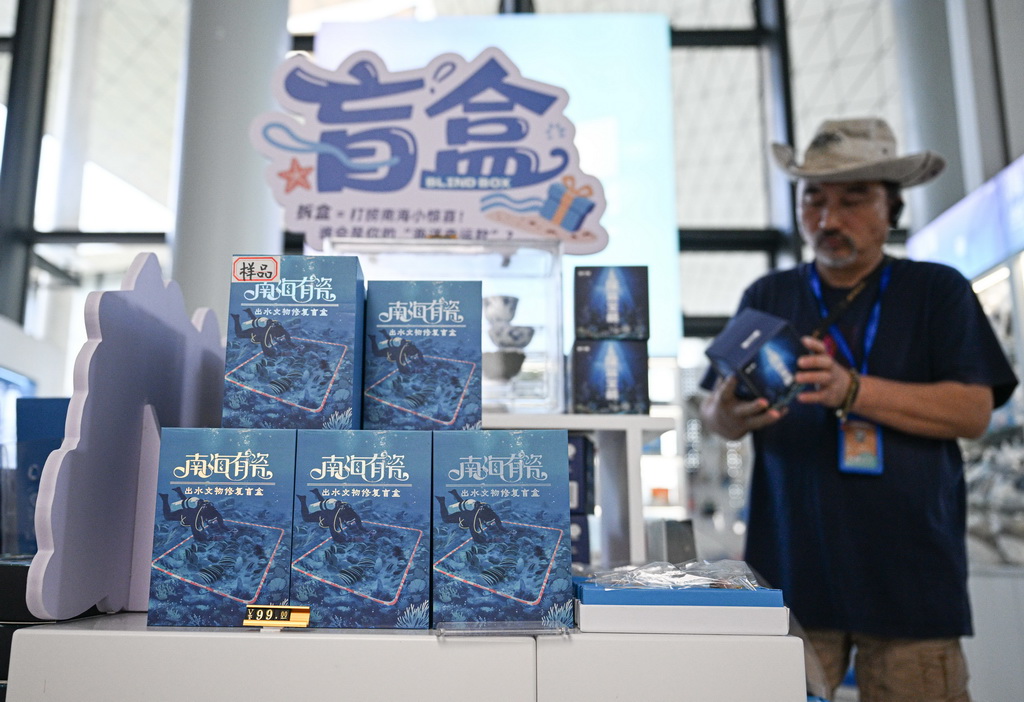 7月1日,游客在中国(海南)南海博物馆选购“南海有瓷”出水文物修复盲盒。