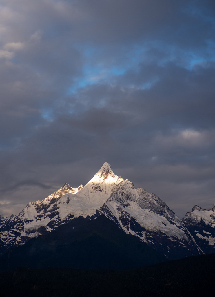 这是2026年7月2日拍摄的云南省迪庆藏族自治州梅里雪山缅茨姆峰。新华社记者 江文耀 摄
