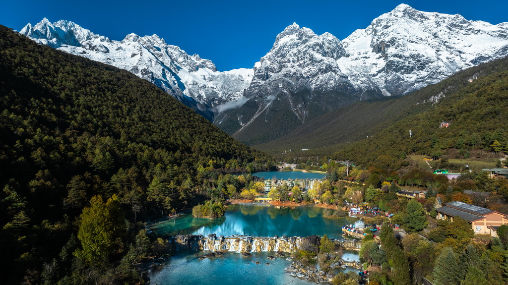 云南省丽江市玉龙雪山景区蓝月谷风光（2024年11月9日摄，无人机照片）。新华社记者 胡超 摄