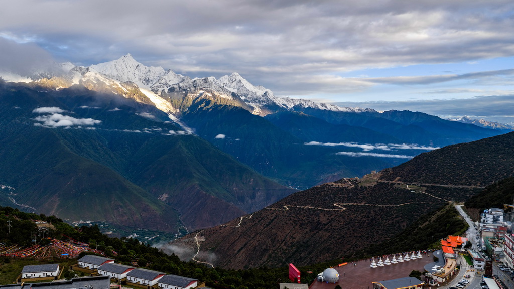 这是2026年7月2日拍摄的云南省迪庆藏族自治州梅里雪山(无人机照片)。新华社记者 胡超 摄