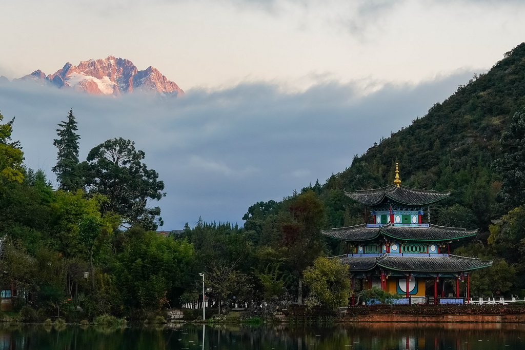 在丽江市黑龙潭公园拍摄的玉龙雪山“日照金山”美景（2024年11月11日摄，无人机照片）。新华社记者 胡超 摄