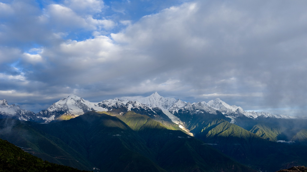 这是云南省迪庆藏族自治州梅里雪山(2026年7月2日摄,无人机照片)。新华社记者 胡超 摄