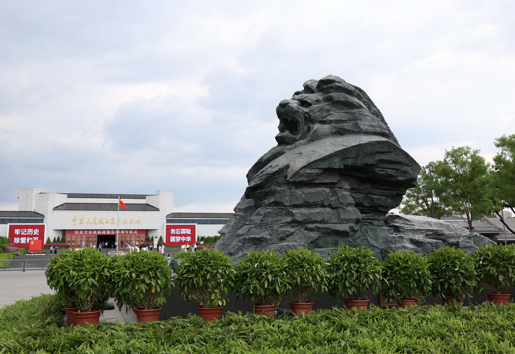 这是7月7日在宛平城拍摄的醒狮雕塑。