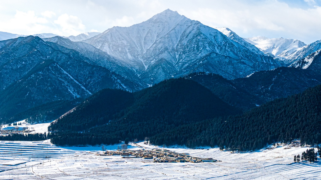 这是在武威市天祝县哈溪镇拍摄的祁连山东麓雪景（2025年1月15日摄，无人机照片）。新华社记者 郎兵兵 摄