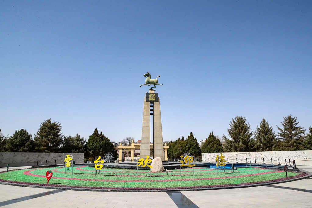 这是2025年4月24日在武威市凉州区拍摄的雷台汉墓景区铜奔马雕塑。新华社记者 郎兵兵 摄
