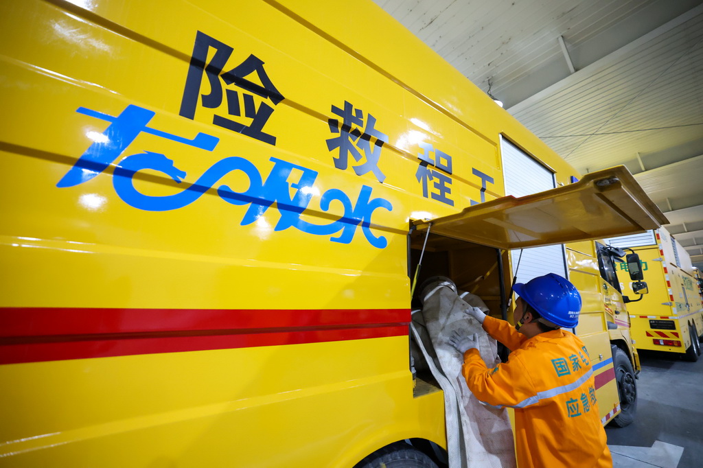 7月7日,工作人员在国网天津市电力公司第一应急抢修中心检查水带等设备。