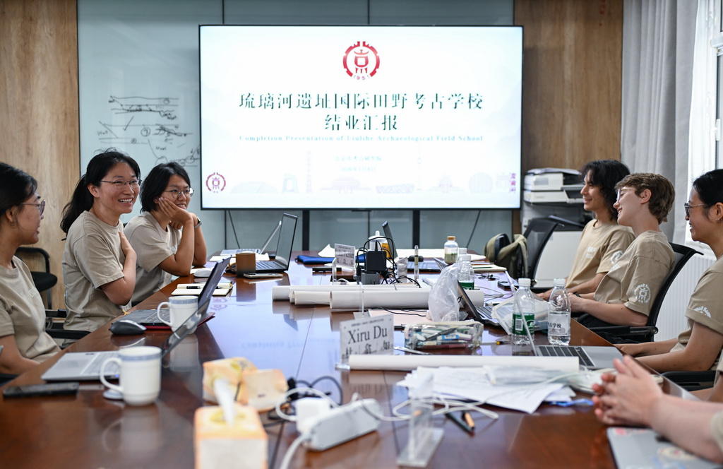7月8日，北京市考古研究院的考古工作者与学员在结业汇报课上友好交流。