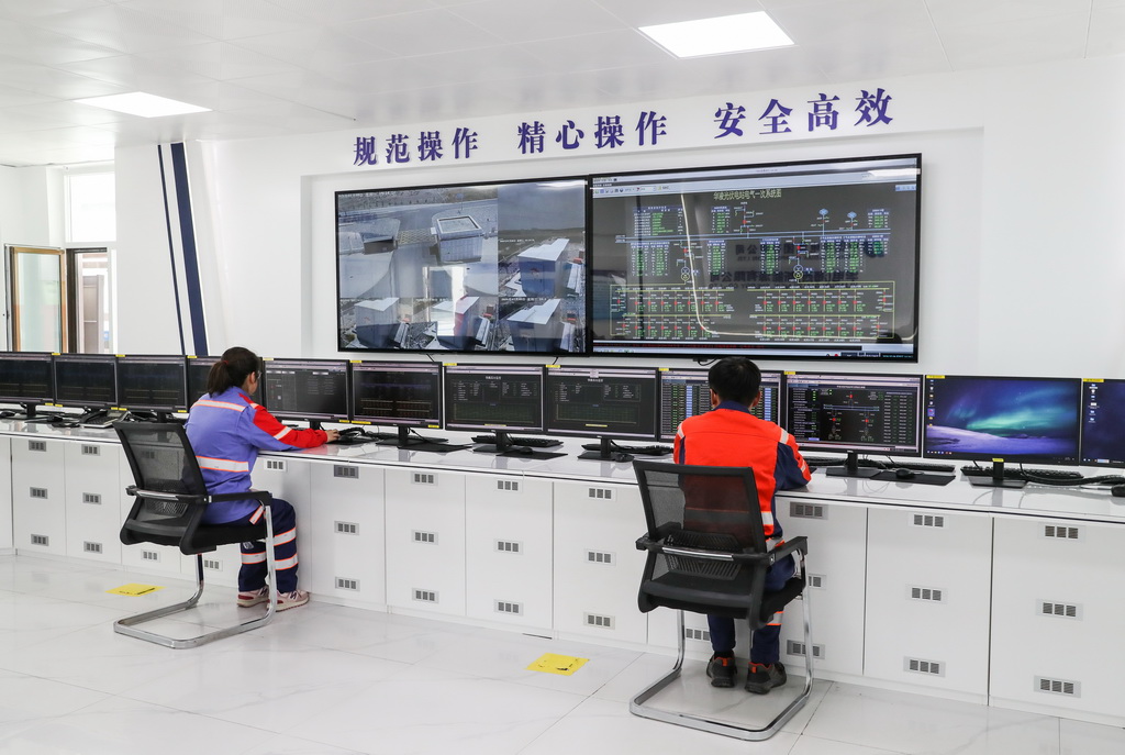 7月8日，在青海省海西蒙古族藏族自治州德令哈市的华电德令哈100万千瓦光储项目及3兆瓦光伏制氢项目基地内，工作人员在中控室内工作。新华社记者 单宇琦 摄