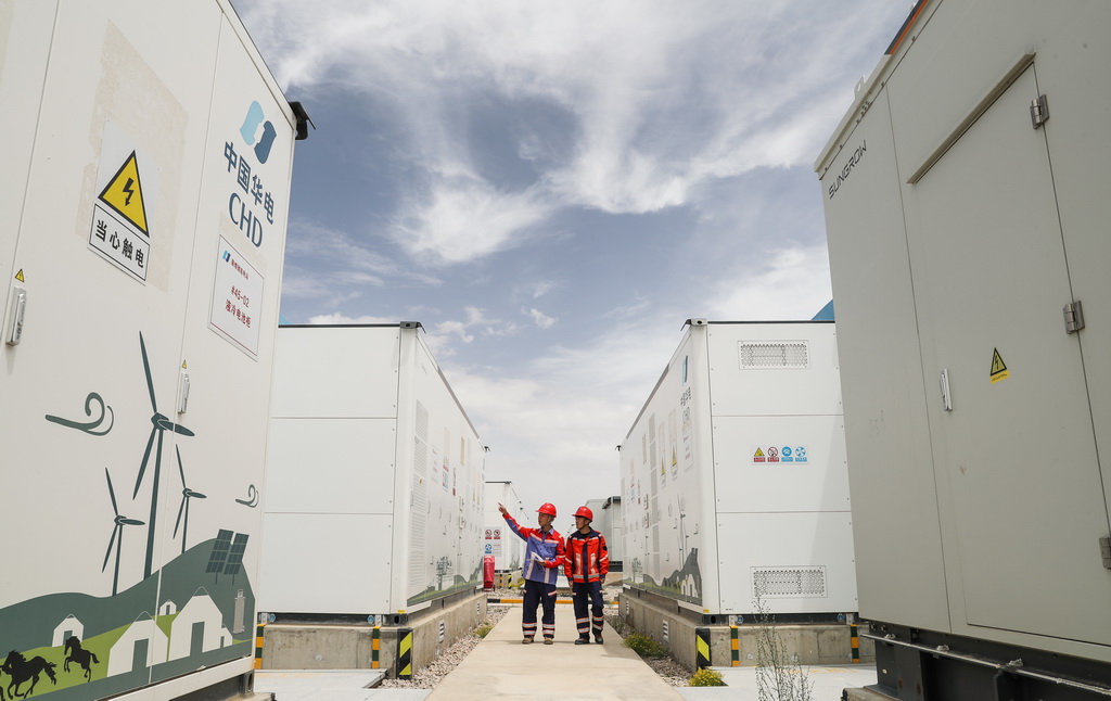 7月8日，在青海省海西蒙古族藏族自治州德令哈市的华电德令哈100万千瓦光储项目及3兆瓦光伏制氢项目基地内，工作人员对储能电站进行巡检。新华社记者 单宇琦 摄