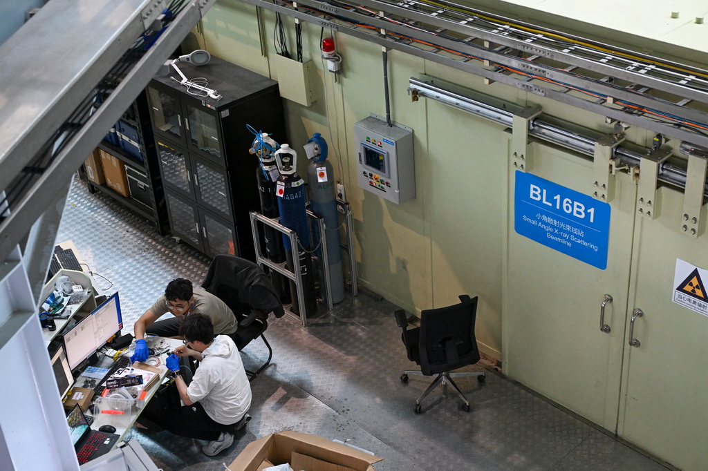 7月8日，工作人员在位于上海浦东的上海光源内部小角散射光束线站开展科研工作。