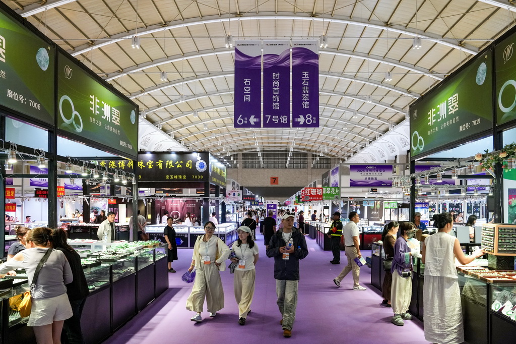 这是7月9日拍摄的昆明石博会时尚首饰馆。