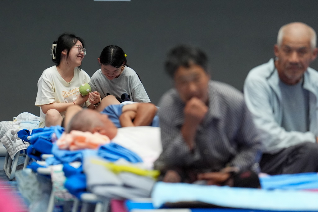 7月11日，孩子们在北京市平谷区体育中心安置点休息。该安置点目前接收了平谷区镇罗营镇8个村庄的近500名村民。