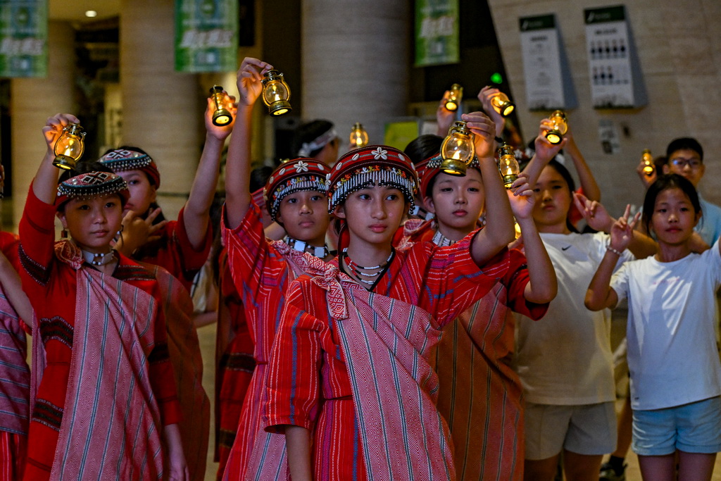 7月10日晚,小朋友们在重庆自然博物馆参加“神兽奇妙夜”体验活动。